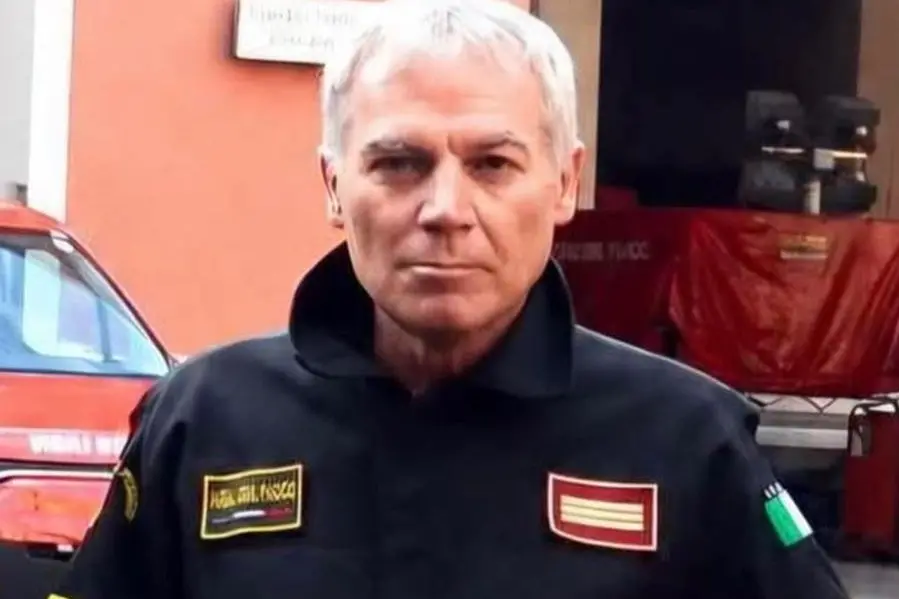 Il caporeparto Alessandro March\\u00EC, di 59 anni, colto da malore durante le operazioni di spegnimento di un incendio boschivo a San Cataldo, in provincia di Caltanissetta, 23 luglio 2026. ANSA/ VIGILI DEL FUOCO , ANSA
