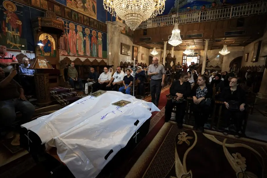 I fedeli partecipano ai funerali di Mary Hafez Abu Daoud e della figlia Maysa Abu Daoud, cristiane ortodosse uccise in un raid aereo israeliano contro un edificio residenziale, nella chiesa di San Porfirio, a Gaza City