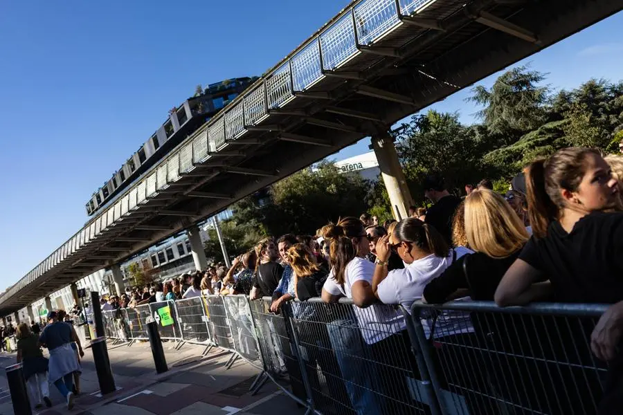 La lunga coda degli spettatori in attesa di entrare alla Plenitude Arena per assistere al concerto di Céline Dion.