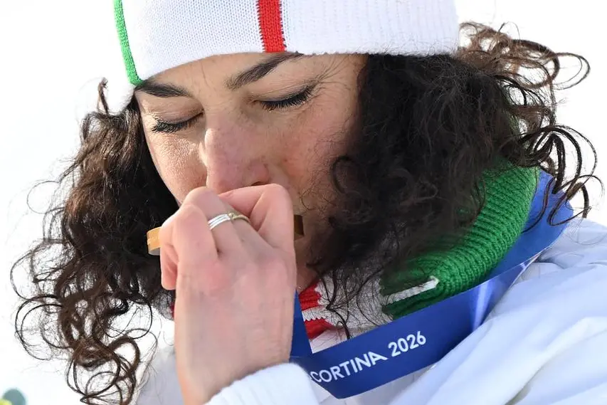 epa12730984 Gold medalist Federica Brignone of Italy kisses her medal during the medal ceremony of the Women\\'s Super G of the Alpine Skiing competitions at the Milano Cortina 2026 Winter Olympic Games, Tofane ski centre in Cortina d\\'Ampezzo, Italy, 12 February 2026. EPA/JURE MAKOVEC , EPA/ANSA