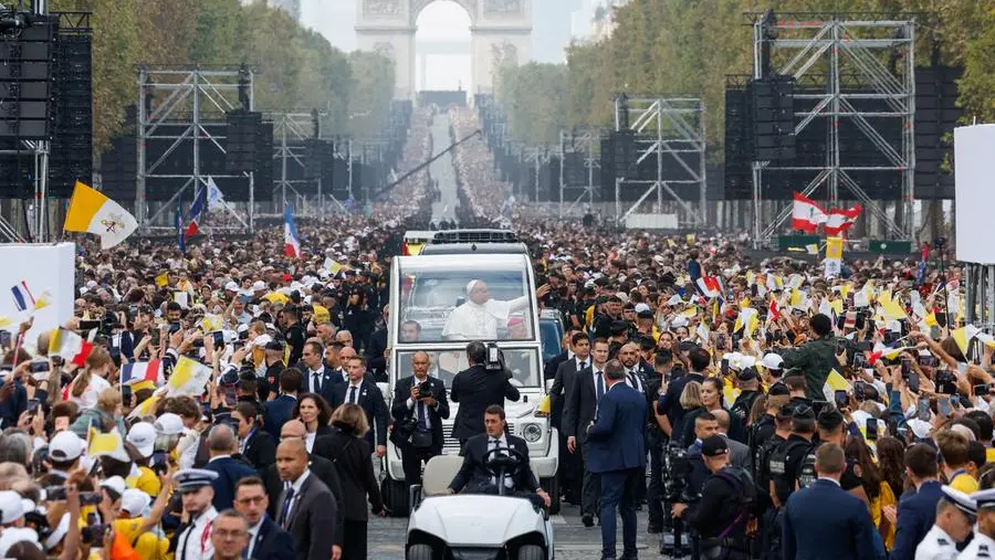 Papa Leone “conquista” Parigi