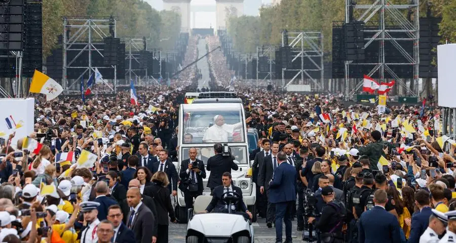 Papa Leone “conquista” Parigi