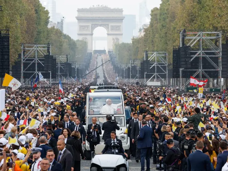 Papa Leone “conquista” Parigi