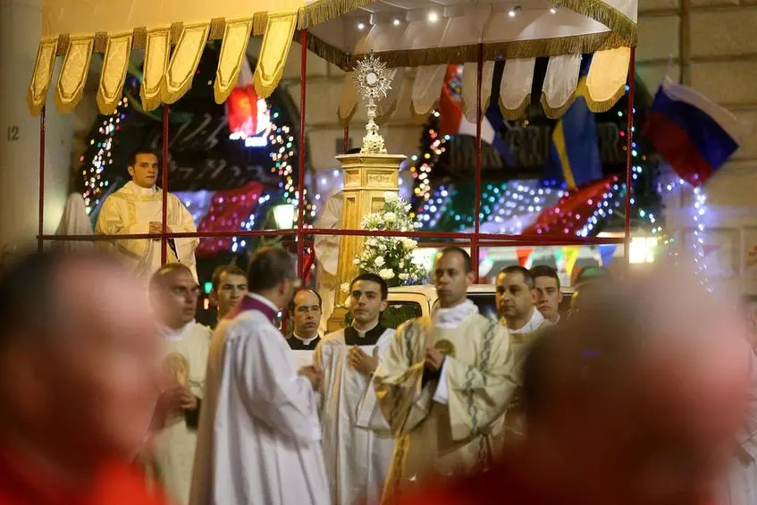 Un momento della processione eucaristica del Corpus Domini a Roma