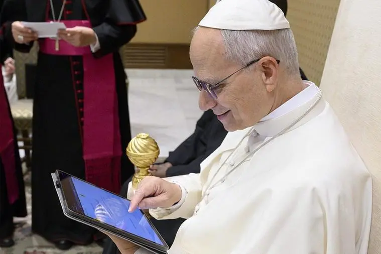 Papa Leone XIV effettua l\\'accesso al nuovo portale dell\\'Annuario Pontificio digitale (foto Vatican Media)