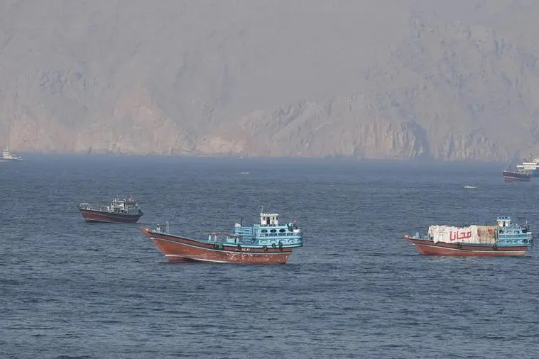 Imbarcazioni nello Stretto di Hormuz di fronte alla costa dell\\'Oman. , REUTERS