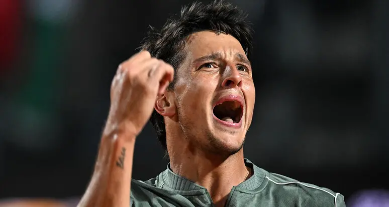 Da Villa Gesell ai marmi del Foro Italico: chi è Luciano Darderi, il nuovo eroe del tennis italiano