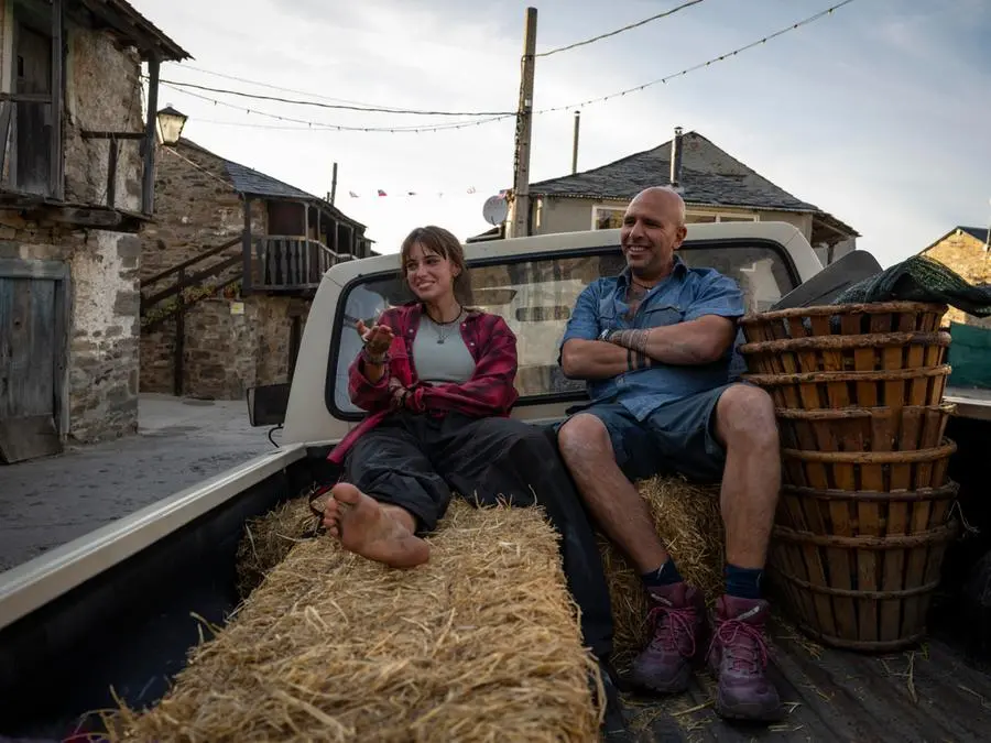 Buen Camino di Checco Zalone non è un capolavoro ma funziona: fa riflettere, è pop e riempie le sale (a rischio chiusura)