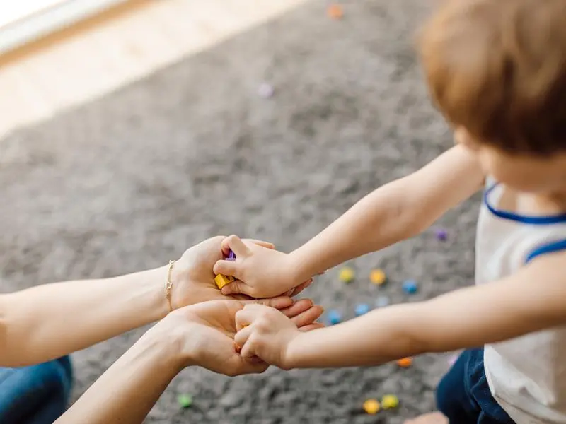 Autismo in famiglia, una bussola per navigare in un mare agitatissimo