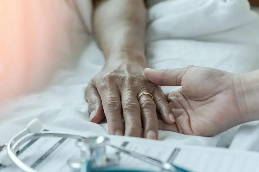 Un'anziana in un hospice