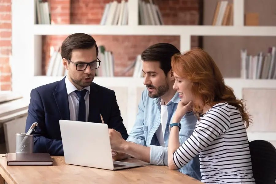 Una famiglia alle prese con la dichiarazione dei redditi , Getty Images/iStockphoto