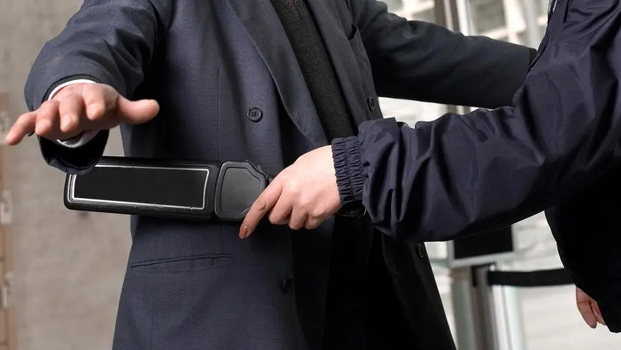 Emergenza coltelli a scuola, Enrico Galiano contro i metal detector: «È una risposta sbagliata. Così non si educa»