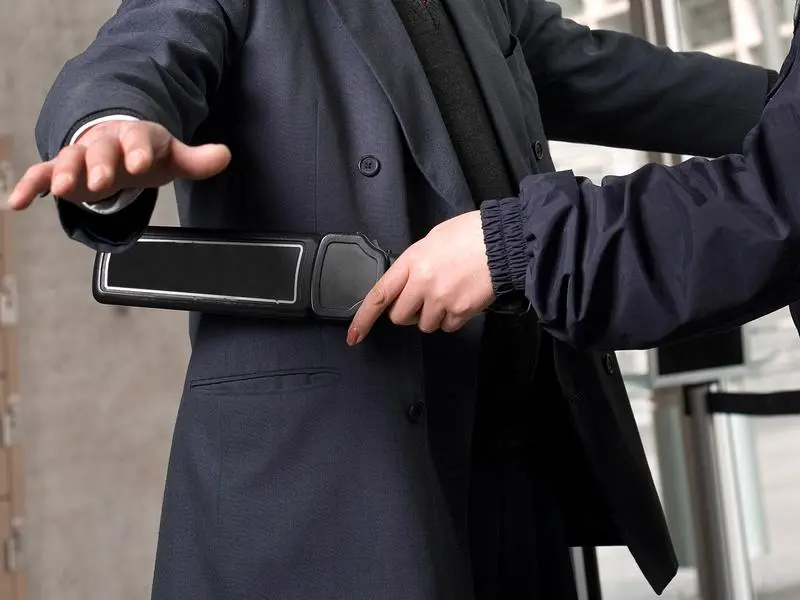 Emergenza coltelli a scuola, Enrico Galiano contro i metal detector: «È una risposta sbagliata. Così non si educa»