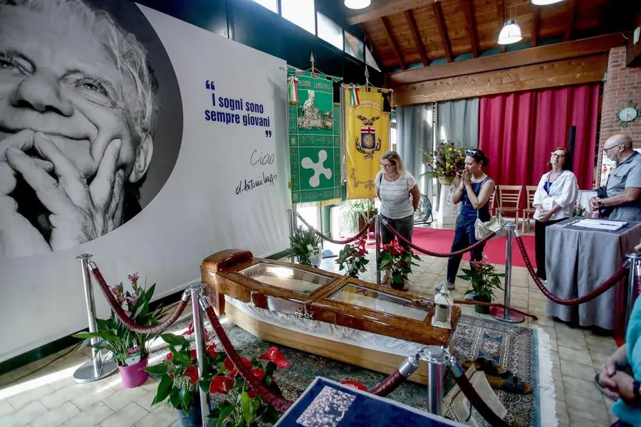 Un'immagine della camera ardente di don Antonio Mazzi allestita nella sede della Fondazione Exodus nel parco Lambro a Milano