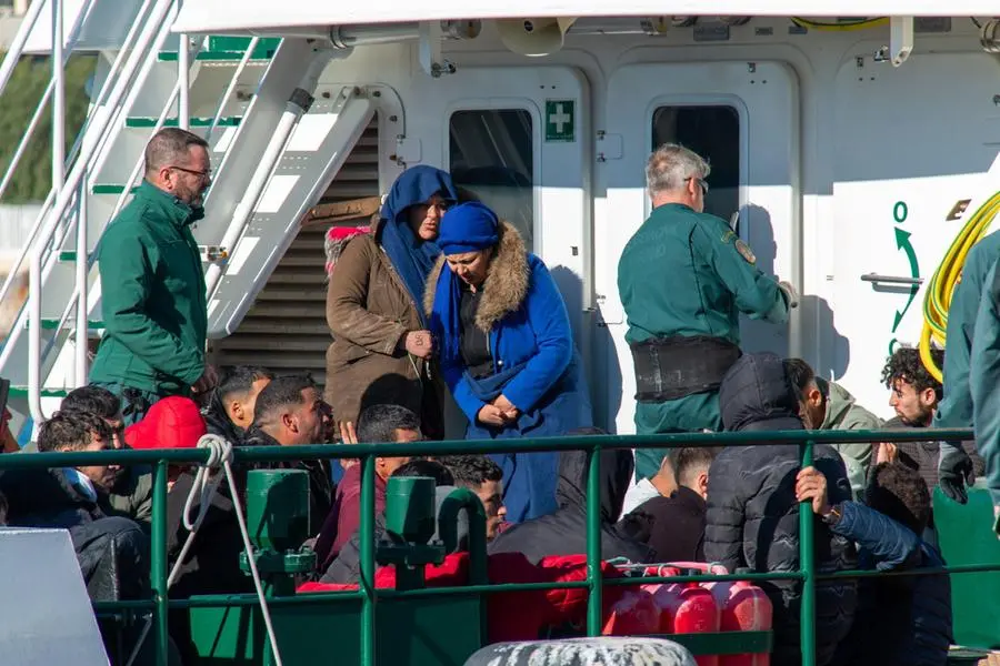 Migranti in attesa di sbarcare , EPA