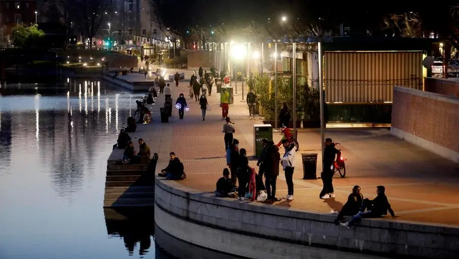 Violenza a Milano, il prof scrittore spiega la rabbia dei giovani e il vuoto educativo che la alimenta