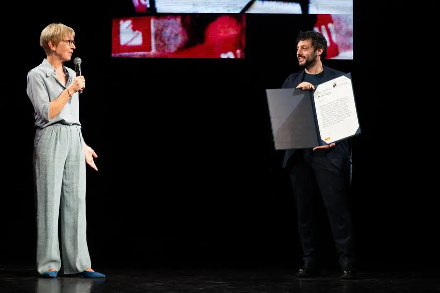 Milena Gabanelli premia Sacha Biazzo