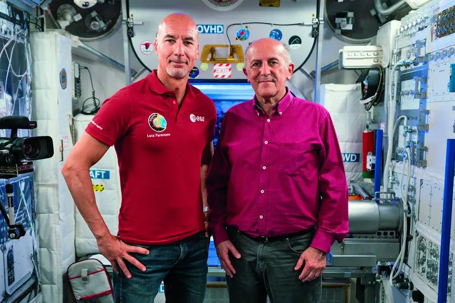 In questa foto: Luigi Bignami con l’astronauta Luca Parmitano – il primo italiano a effettuare una passeggiata spaziale – a Colonia in un modulo della Stazione spaziale europea nel 2024.