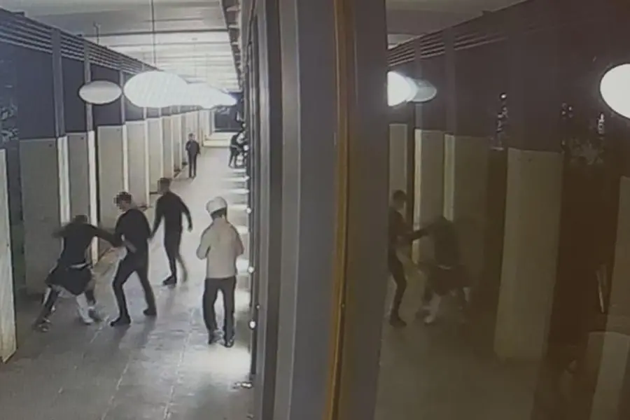 Un frame tratto da un video dell\\'aggressione al 22enne che \\u00E8 stato accoltellato da un gruppo di coetanei, riportando lesioni permanenti a una gamba. \\u00C8 accaduto a Milano nella notte dello scorso 12 ottobre e oggi la Polizia di Stato ha arrestato cinque suoi coetanei della zona di Monza, 18 novembre 2025. , ANSA