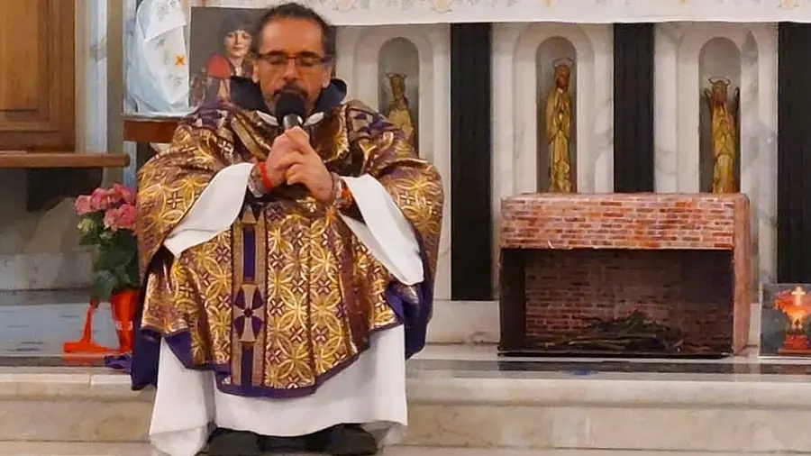 Don Roberto Fiscer lascia la parrocchia per guidare il nuovo progetto social della diocesi di Genova