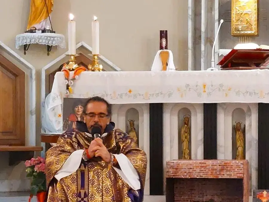 Don Roberto Fiscer lascia la parrocchia per guidare il nuovo progetto social della diocesi di Genova