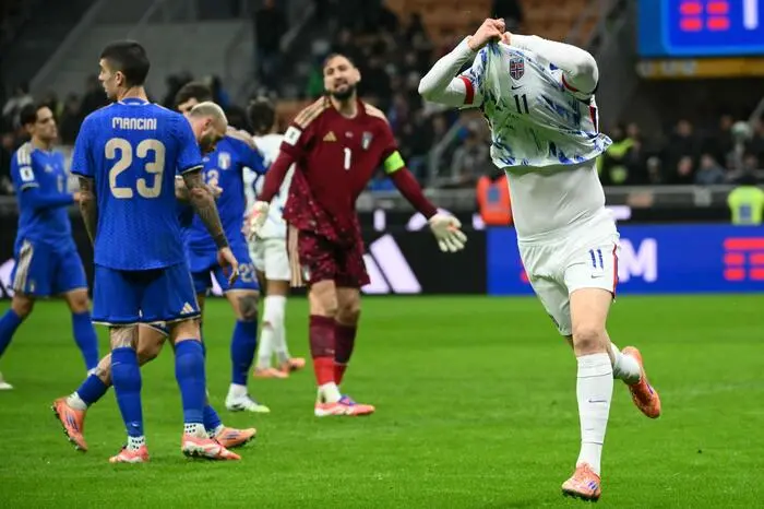 Norway's forward #11 Jorgen Strand Larsen celebrates scoring his team's fourth goal during the FIFA World Cup 2026 European qualification football match between Italy and Norway, at the San Siro Stadium, in Milan, on November 16, 2025. (Photo by Alberto PIZZOLI / AFP)