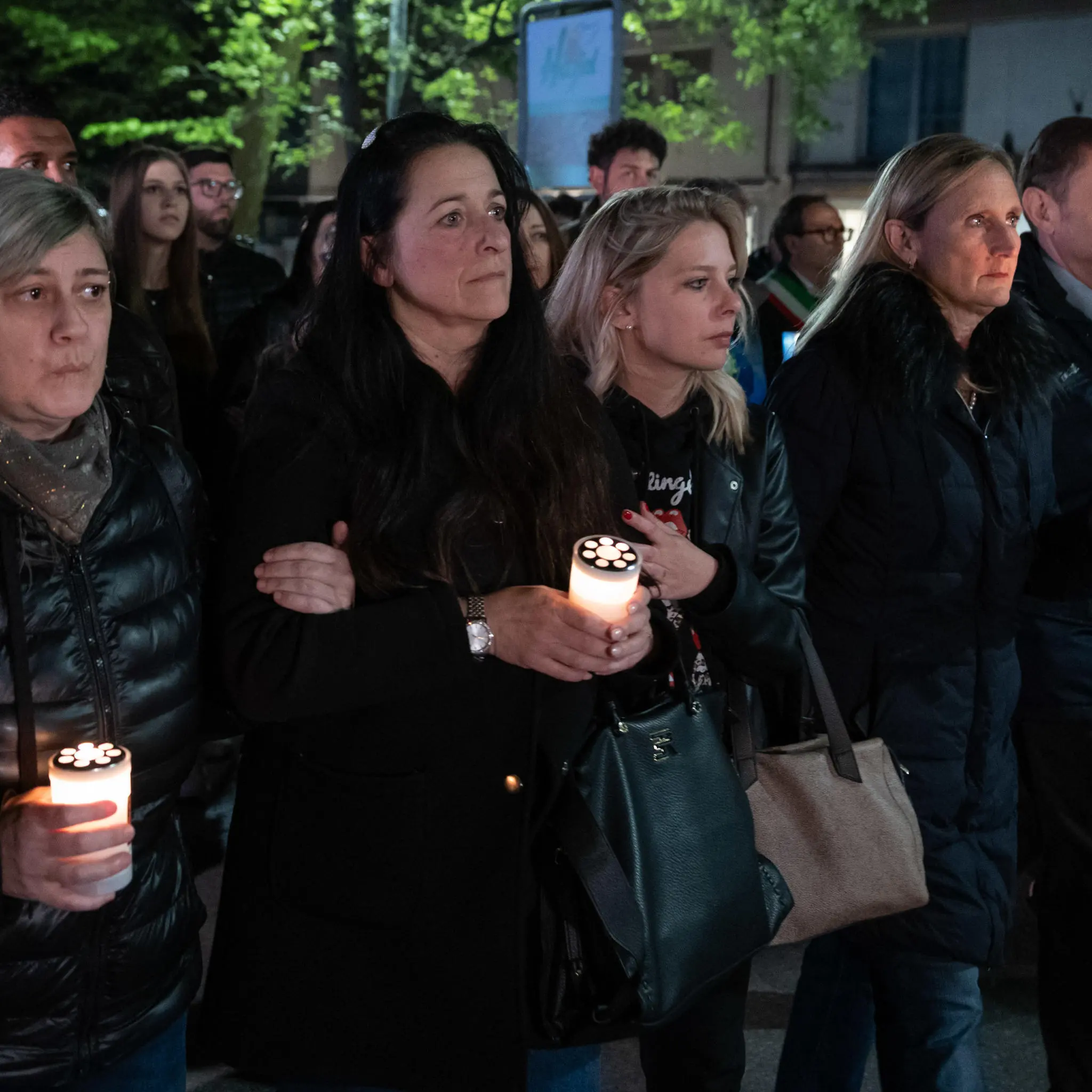 Massa, fiaccolata in memoria di Giacomo Bongiorni: gli applausi e il cordoglio dei ventimila in piazza per commemorarlo