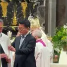 Il Papa battezza alcuni catecumeni nella messa della notte di Pasqua