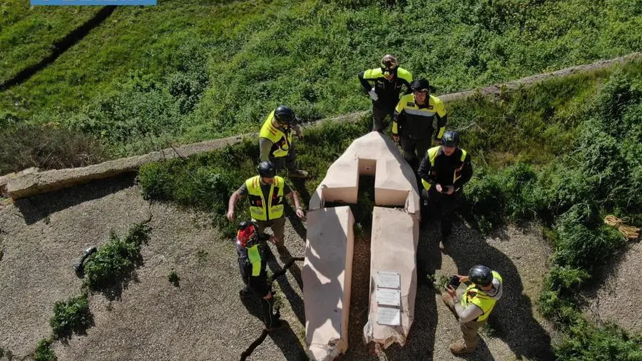 Frana a Niscemi, la Croce recuperata e il coraggio di una comunità che resiste: «La gente è stanca, la nascita di Amelia un raggio di speranza»