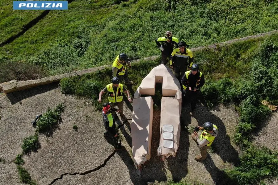 \\u00C8 stata recuperata la croce in pietra di Niscemi, diventata un simbolo di speranza e resistenza, che era caduta nel precipizio a causa dei continui movimenti della frana che ha sconvolto il comune nisseno. Ora il simbolo tanto caro ai niscemesi potr\\u00E0 essere ricomposto nonostante la rottura in pi\\u00F9 parti. Il recupero \\u00E8 stato fatto dai vigili del fuoco e della polizia di Stato. 15 febbraio 2026. ANSA/N.O.C.S. della Polizia di Stato + UFFICIO STAMPA, PRESS OFFICE, HANDOUT PHOTO, NO SALES, EDITORIAL USE ONLY + NPK , ANSA