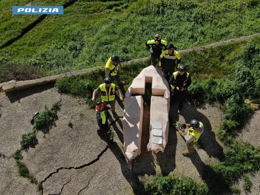 Frana a Niscemi, la Croce recuperata e il coraggio di una comunità che resiste: «La gente è stanca, la nascita di Amelia un raggio di speranza»