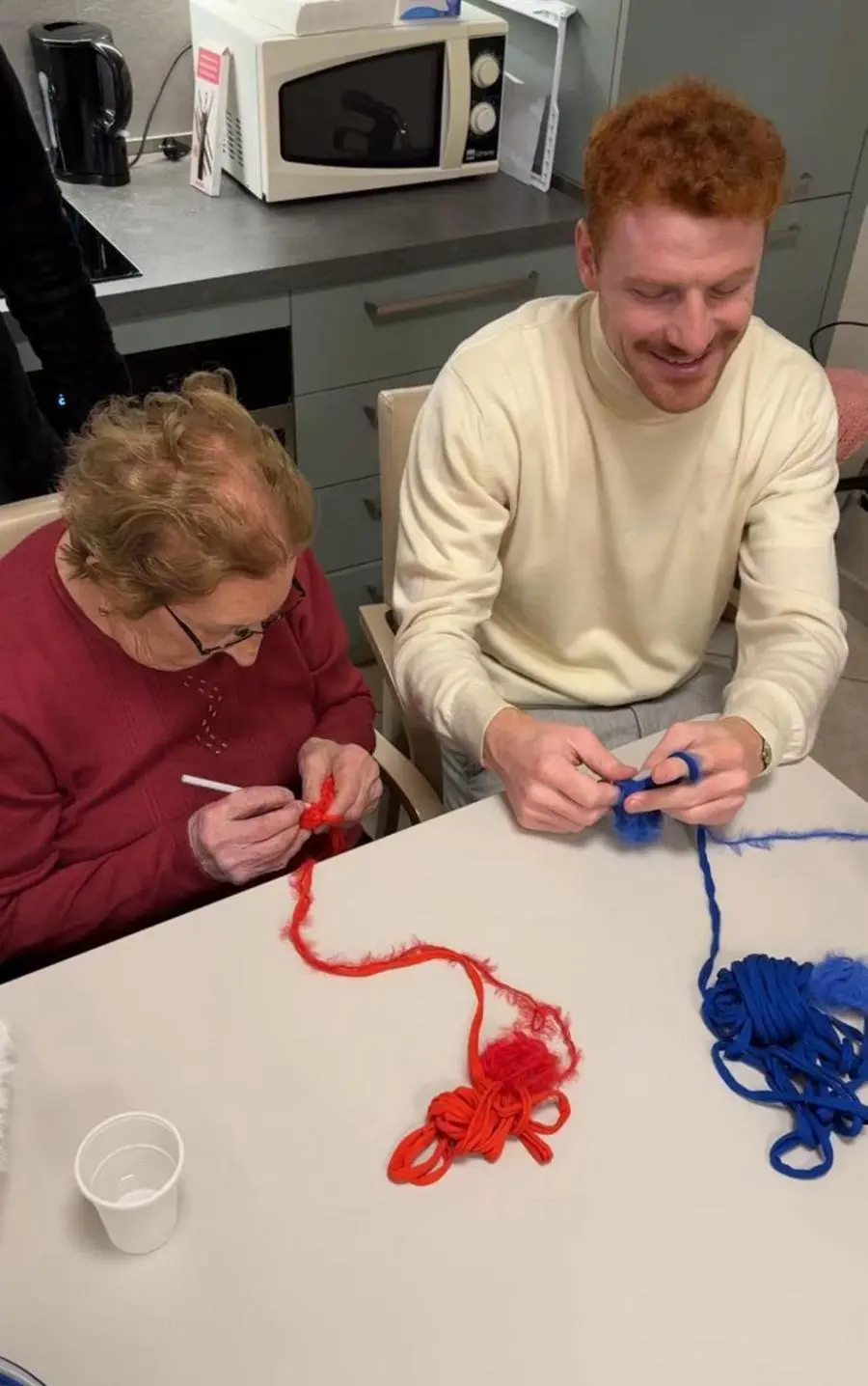Lezione di uncinetto nella casa di riposo Villa Spada, a Caprino Veronese.