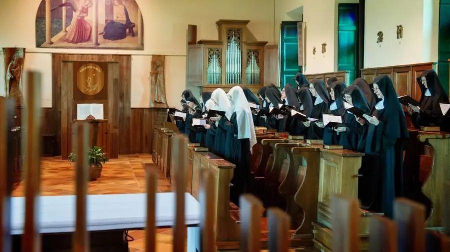 24 ore in clausura con le monache di Orta San Giulio: «Guardiamo il mondo con gli occhi di Dio»