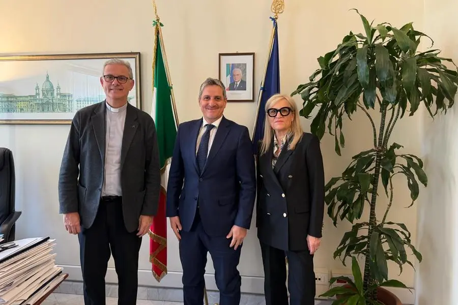 Da sinistra: don Stefano Stimamiglio, 60 anni, direttore di Famiglia Cristiana, il sottosegretario Barachini e Chiara Genisio, 64, vicepresidente della FISC (Federazione italiana settimanali cattolici)