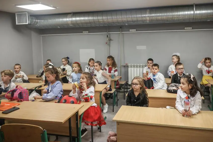 Il primo giorno di scuola a Kyiv in un rifugio a causa degli attacchi russi.