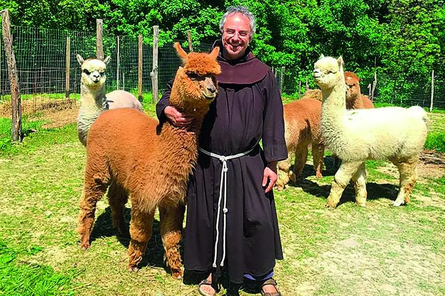 Padre Pierluigi \\u00E8 nato a Ostra, vicino Senigallia, nell\\u2019Anconetano, il 17 novembre 1972. Ha 53 anni. \\u00C8 entrato in convento nel 2000, \\u00E8 stato ordinato sacerdote nel 2012 e oggi accompagna diverse parrocchie della diocesi di San Marino-Montefeltro. Per info: www.soramadreterra.it.