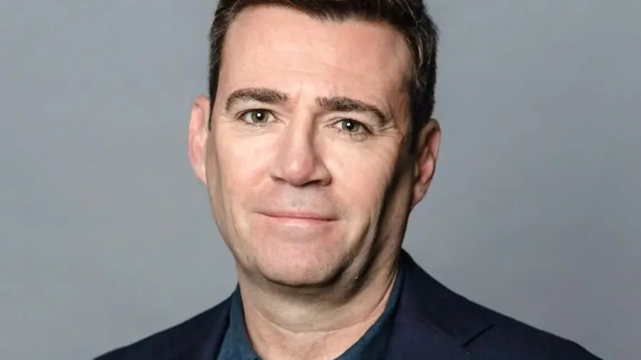 Chi è Andy Burnham, l’ex chierichetto dalla parte della classe operaia che diventerà primo ministro a Londra