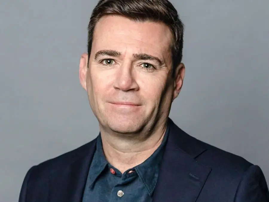 Chi è Andy Burnham, l’ex chierichetto dalla parte della classe operaia che diventerà primo ministro a Londra