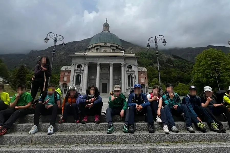 Gli alunni della primaria (classe quarta e quinta) di Alagna Val Sesia all\\'arrivo al Santuario di Oropa. Fonte: Fb Santuario Oropa