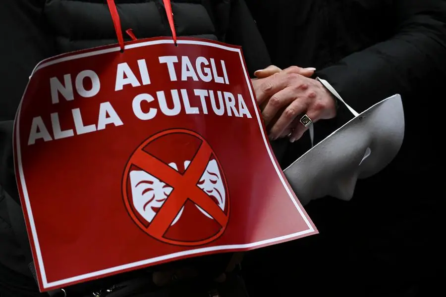 La manifestazione della Cgil con attori e lavoratori dello spettacolo , davanti alla sede della regione Campania a Napoli, contro i tagli alla Cultura decisi dal governo nazionale, 1 marzo 2024. ANSA/ CIRO FUSCO , ANSA