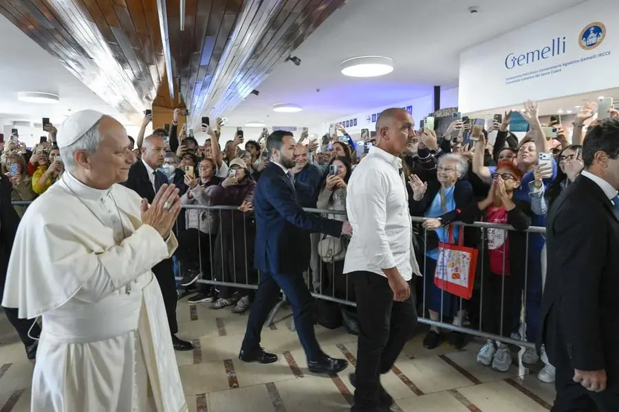 L'arrivo di papa Leone XIV al Policlinico Agostino Gemelli di Roma martedì mattina per il ricovero