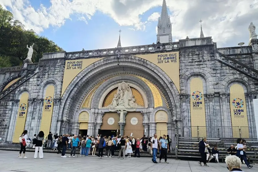 La facciata della Basilica del Rosario con i mosaici di Rupnik coperti