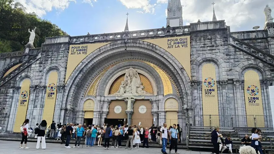 I mosaici di Rupnik a Lourdes: «Per alcune vittime di abusi erano le braccia degli aggressori e per questo li abbiamo coperti»