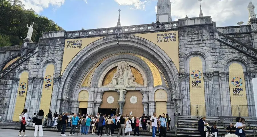 I mosaici di Rupnik a Lourdes: «Per alcune vittime di abusi erano le braccia degli aggressori e per questo li abbiamo coperti»