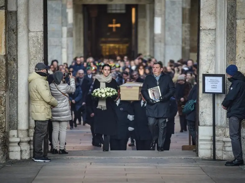 L’addio a Milano ad Achille Barosi. I compagni di scuola: «È morto da eroe»