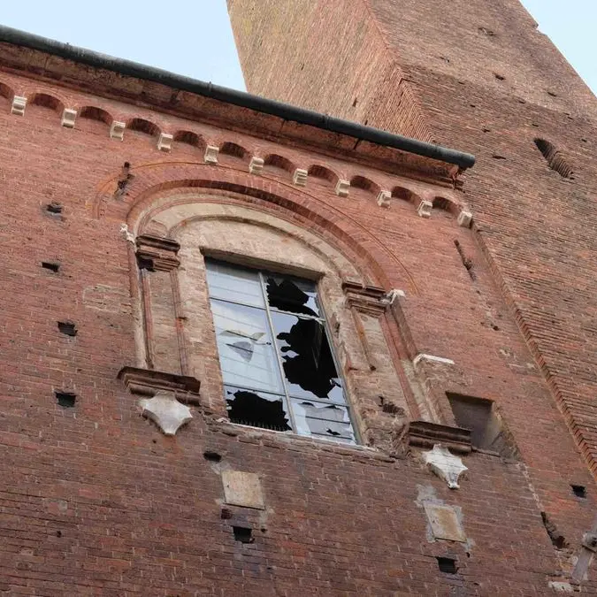 I danni alla torre civica di piazza Duomo a causa del maltempo, Cremona, 29 agosto 2026. Decine, tra case e palazzi, scoperchiati e almeno otto famiglie rimaste senza un tetto sono state evacuate dalle loro abitazioni nel Cremonese. ANSA/ LEONARDO CALVI