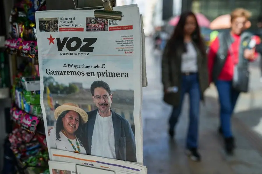 Un quotidiano esposto in un\\'edicola di Bogot\\u00E1 all\\'indomani del primo turno delle elezioni presidenziali colombiane. Il Paese si prepara al ballottaggio del 21 giugno. , REUTERS