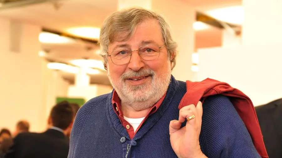 Oggi i funerali di Francesco Guccini. Il ricordo di Brunetto Salvarani, il teologo a lungo suo amico: \"Parlavano di Dio e anche della morte\"