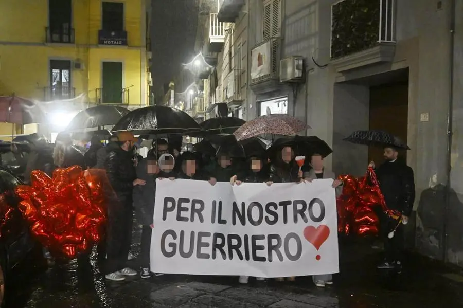 Uno striscione con scritto \\\"Per il nostro guerriero\\\" durante la fiaccolata a Nola per il bimbo di due anni a cui è stato trapiantato un cuore danneggiato a Napoli