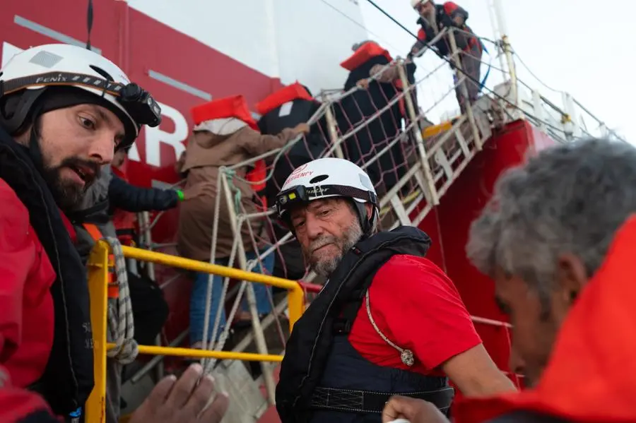 Il navigatore oceanico Giovanni Soldini durante un soccorso della Life Support di Emergency.